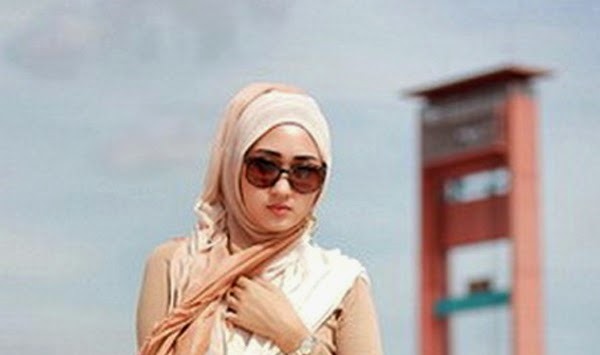 Tips Hijab Paris Wanita Berkacamata