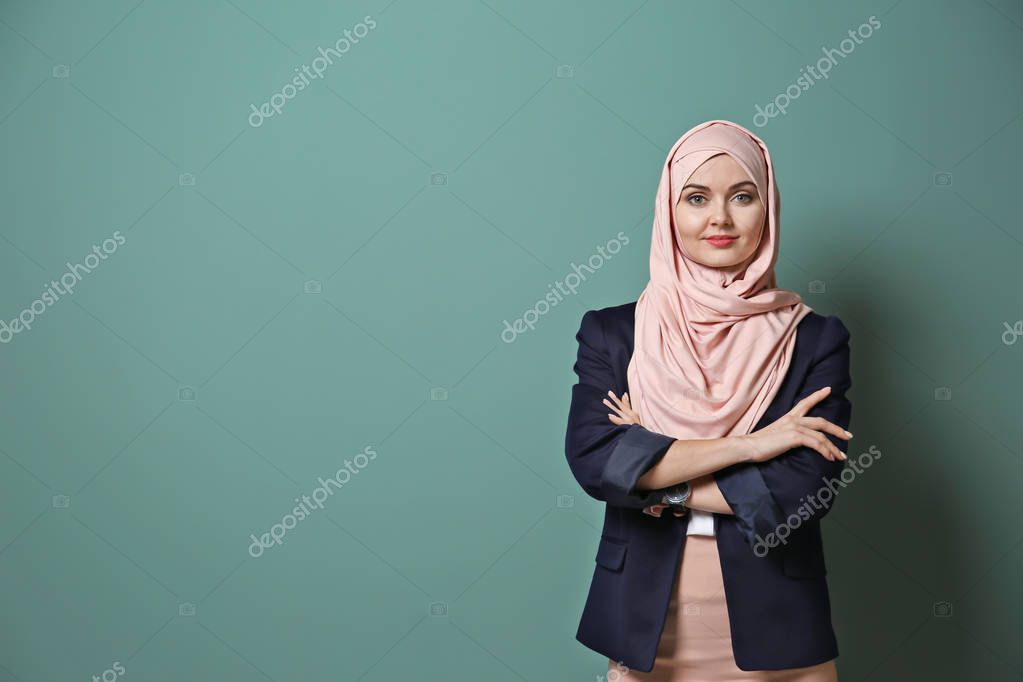 Muslim businesswoman in traditional clothes on color background