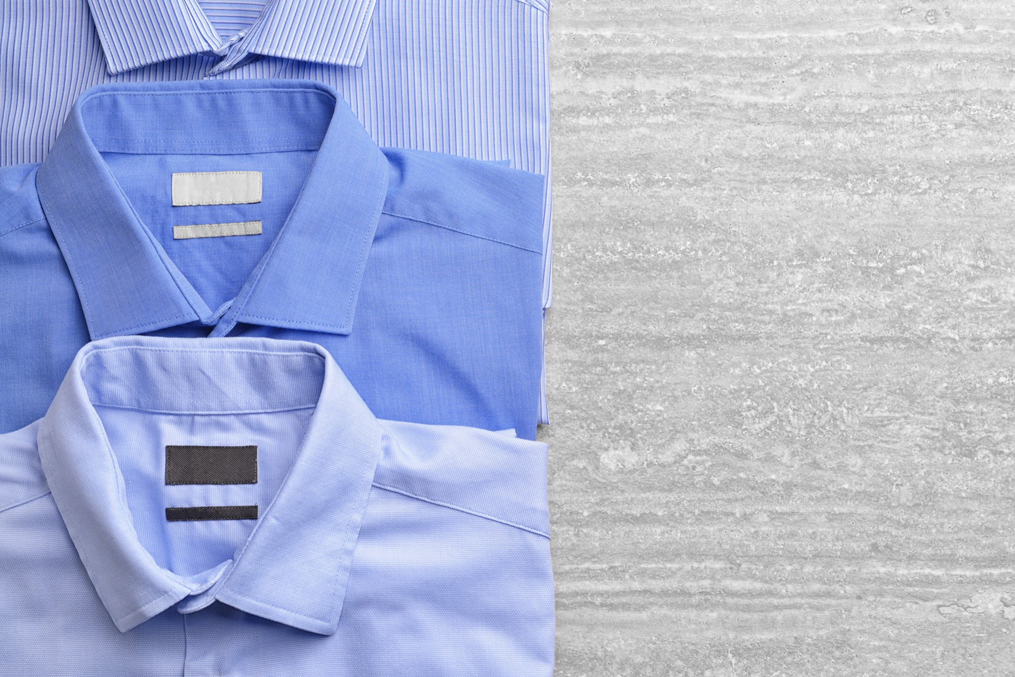 Gambar seragam kerja dengan bahan katun dan kaos polos berwarna biru dengan logo perusahaan tercetak di bagian depannya. Seragam kerja terlihat rapi dan profesional dengan tampilan yang nyaman dipakai. Bahan katun memberikan kesan yang lebih formal, sementara kaos polos memberikan kesan yang lebih santai namun tetap terlihat profesional. Gambar ini mencerminkan jenis bahan seragam kerja yang berbeda dan keuntungan masing-masing bahan dalam memberikan kesan profesional dan kenyamanan bagi karyawan yang menggunakannya.