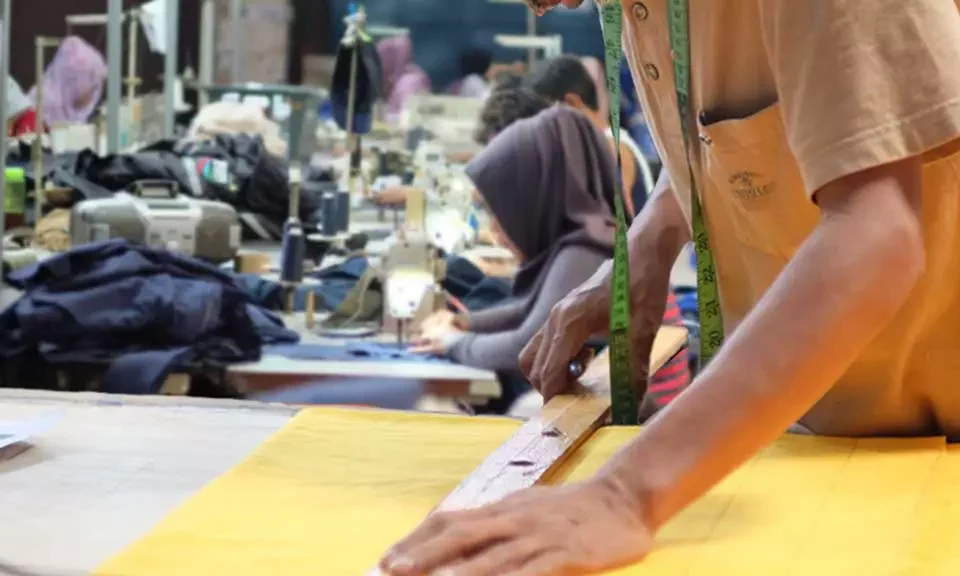 proses produksi seragam kerja