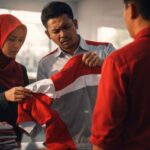 Proses pengecekan kualitas seragam kerja cacat produksi oleh tim sebelum klaim garansi ke vendor konveksi