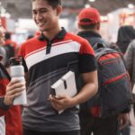 Merchandise perusahaan untuk event digunakan pengunjung pameran, menampilkan botol minum, tote bag, dan seragam custom yang menarik